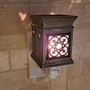 Scentsy Warmer "Jane" Nightlight Plug In Small Wrought Iron Detail Discontinued